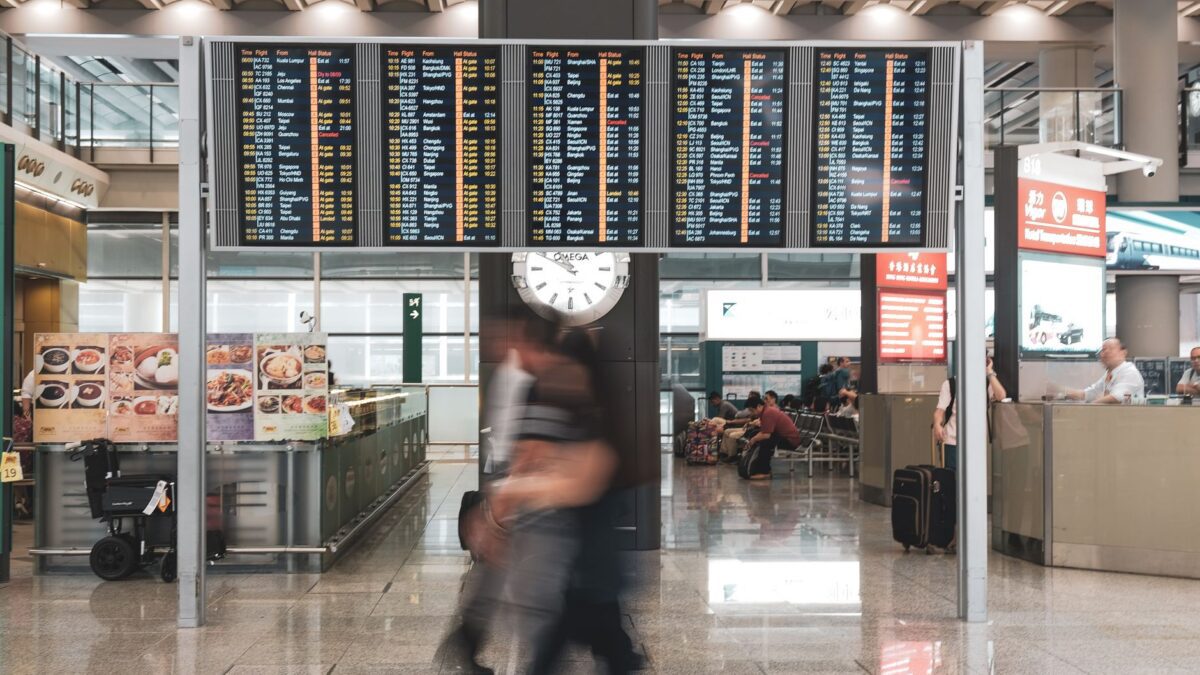 Uhr und Flughafen als Symbol für die Bearbeitungszeit eines ESTA-Antrags