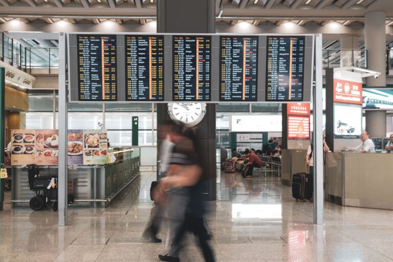 Uhr und Flughafen als Symbol für die Bearbeitungszeit eines ESTA-Antrags