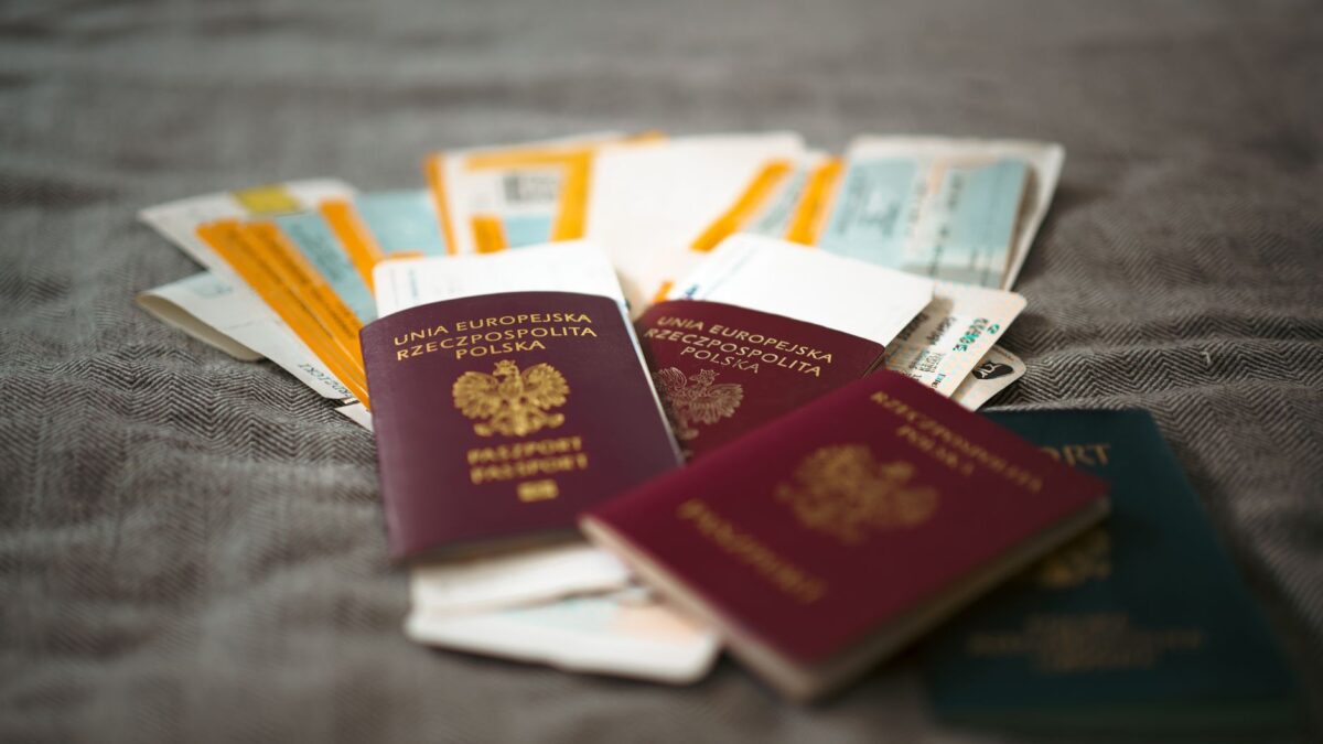 Reisepass und Reisedokumente auf einem Tisch fuer die USA-Einreise
