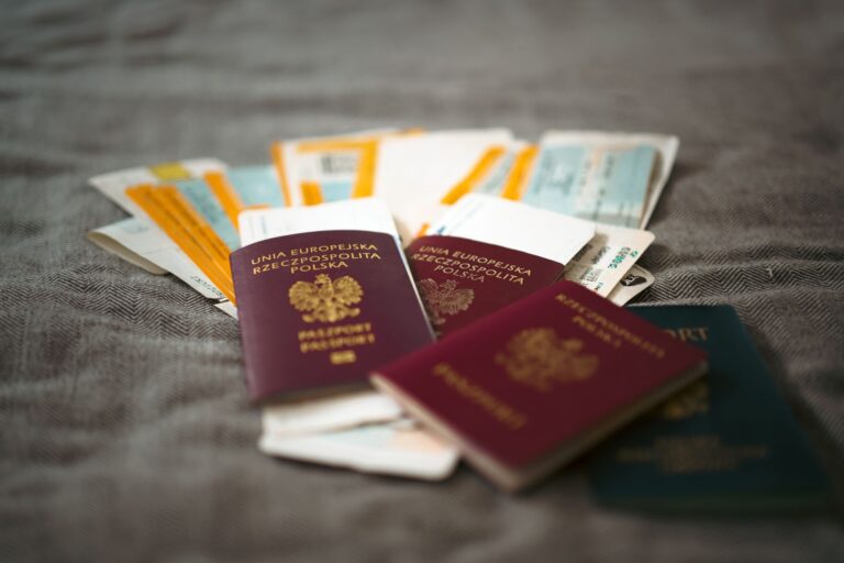 Reisepass und Reisedokumente auf einem Tisch fuer die USA-Einreise