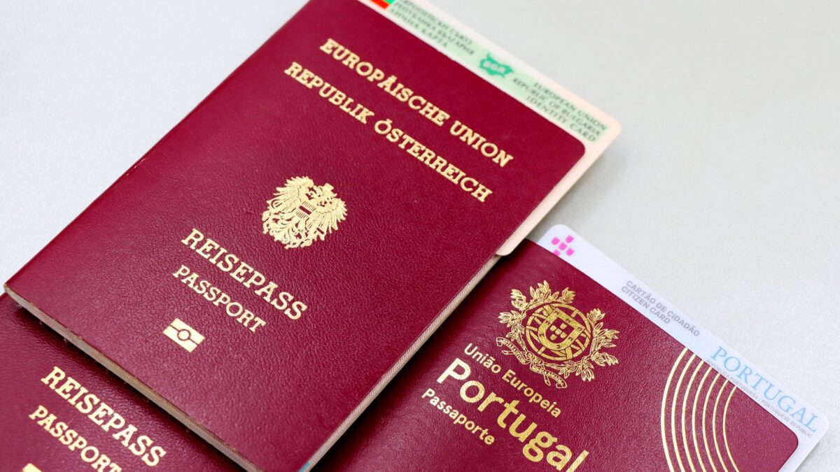 Reisepass auf Tisch mit Notizen zur ESTA-Beantragung
