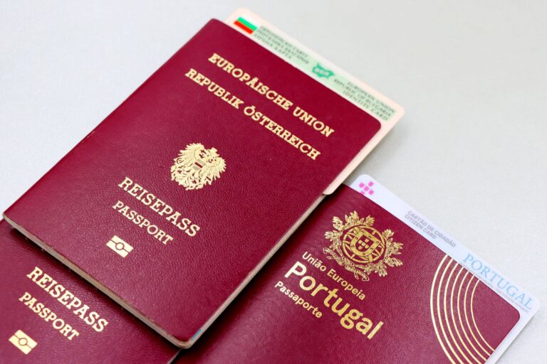 Reisepass auf Tisch mit Notizen zur ESTA-Beantragung
