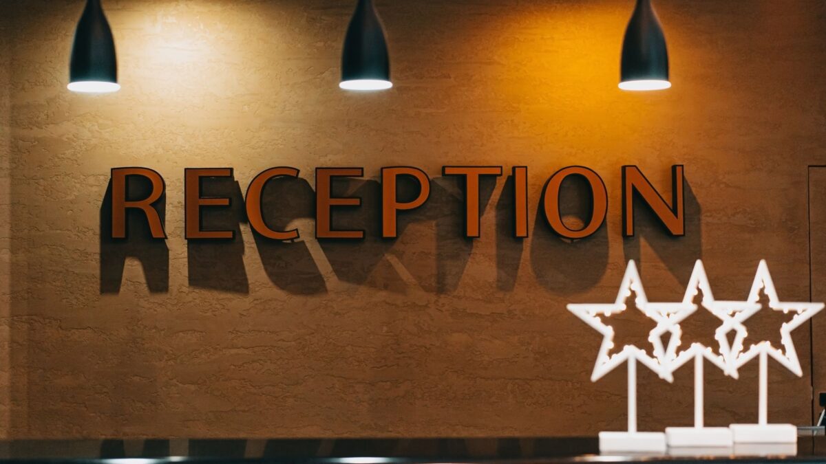 Hotelrezeption in den USA als Kontaktadresse fuer den ESTA-Antrag