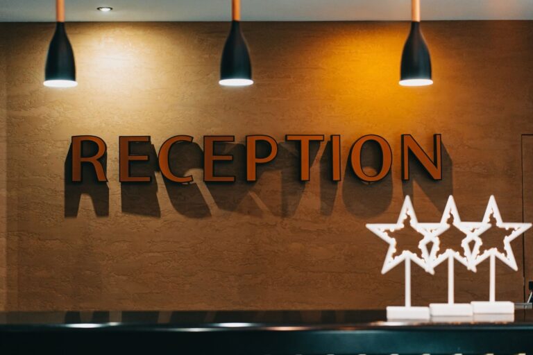 Hotelrezeption in den USA als Kontaktadresse fuer den ESTA-Antrag