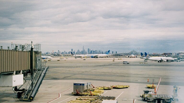 Skyline einer US-Großstadt als Symbol für die Reise mit ESTA in die USA