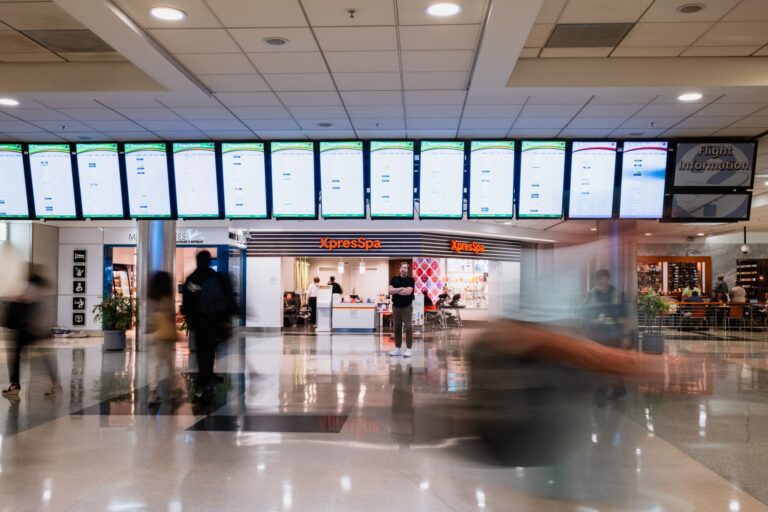 Abflughalle an einem US-Flughafen mit Reisenden im Transit