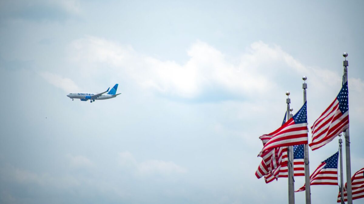 USA-Flagge und Reiseutensilien als Symbol fuer die ESTA-Voraussetzungen