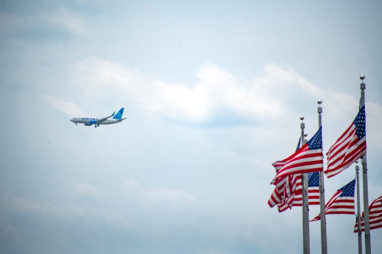USA-Flagge und Reiseutensilien als Symbol fuer die ESTA-Voraussetzungen