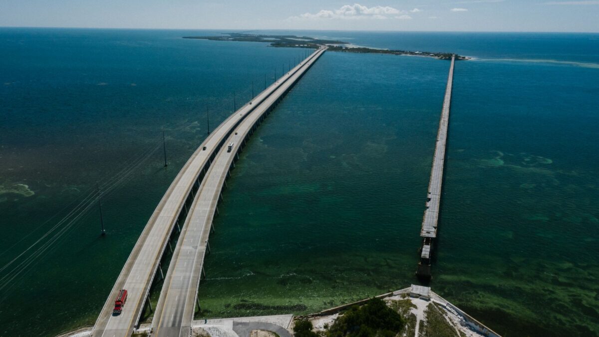 Overseas Highway durch die Florida Keys mit türkisem Meer