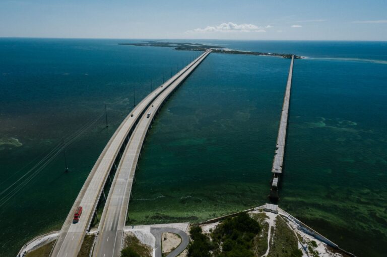 Overseas Highway durch die Florida Keys mit türkisem Meer
