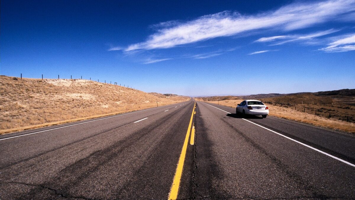 Auto auf einem Highway durch die USA waehrend eines Roadtrips