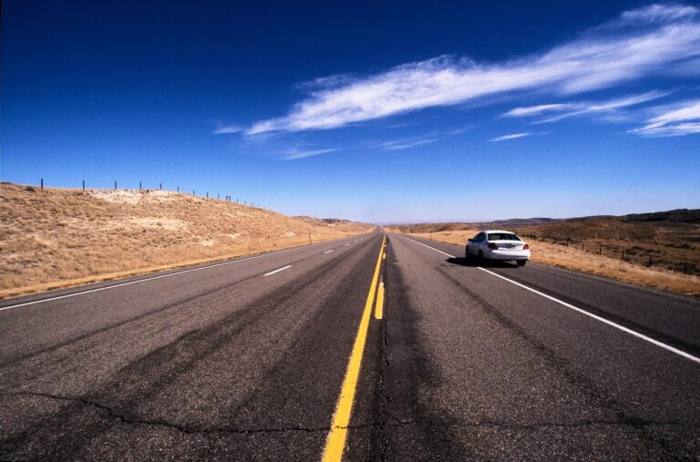 Auto auf einem Highway durch die USA waehrend eines Roadtrips