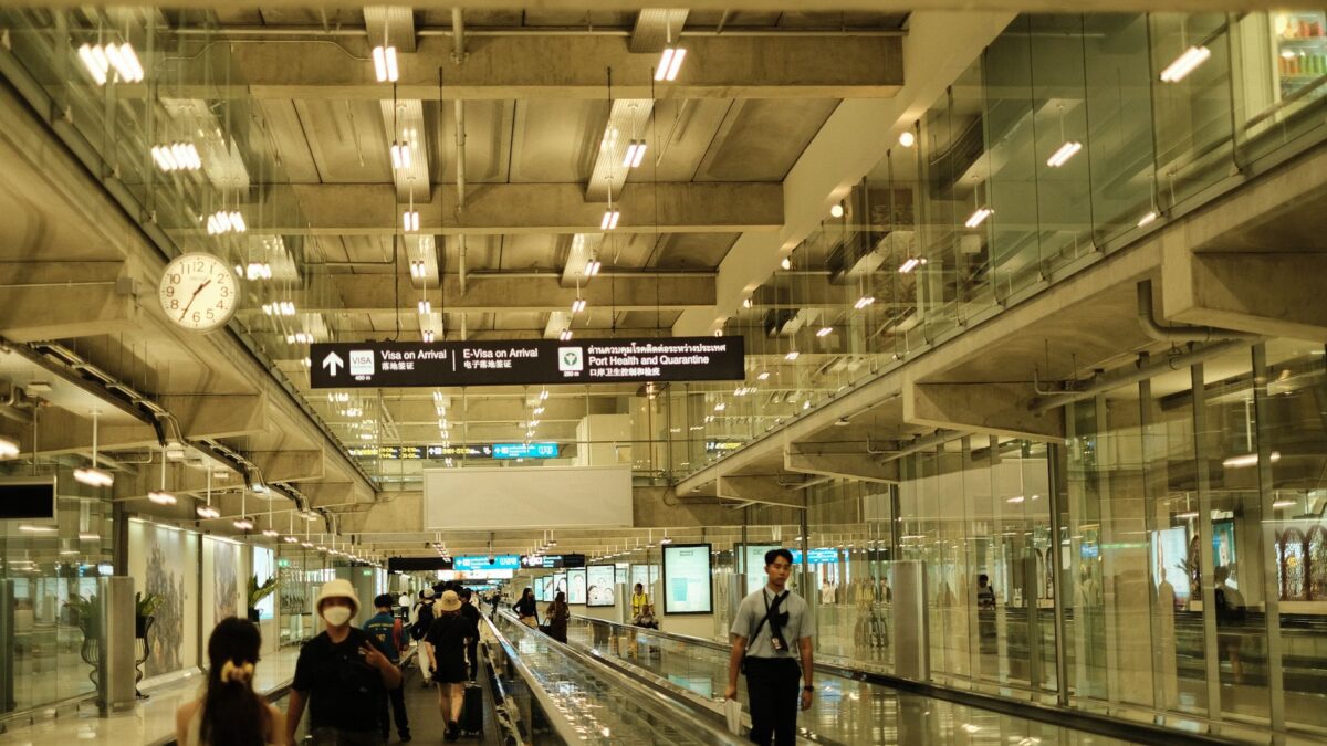Ankunftsbereich an einem US-Flughafen mit Reisenden