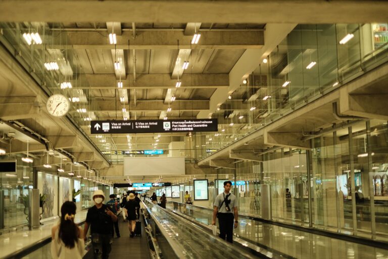 Ankunftsbereich an einem US-Flughafen mit Reisenden